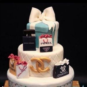 Meet your Posher, Carolyn